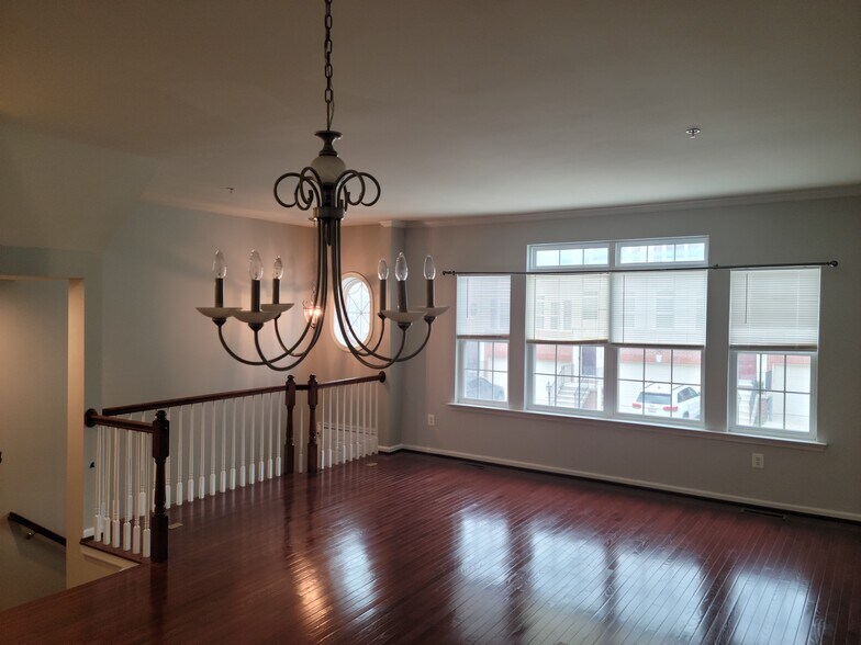 Building Photo - 7152 Hummingbird Dr
