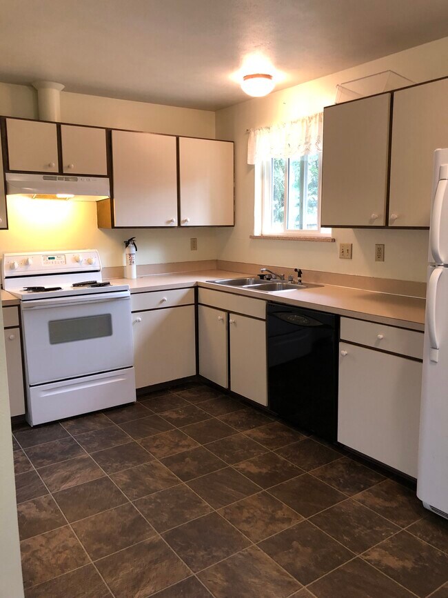 Building Photo - 2250 Grove Cir E