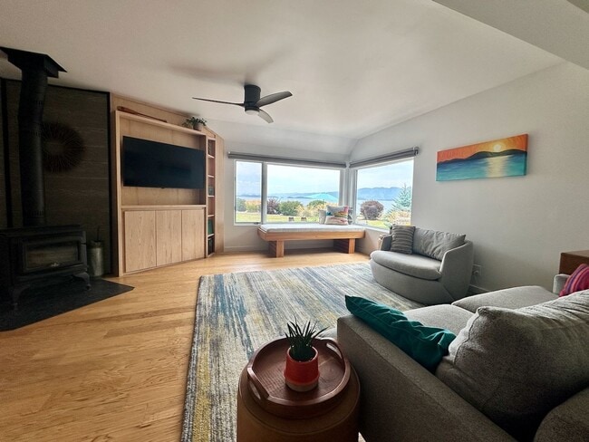 Building Photo - Fully Furnished House with lake views and ...