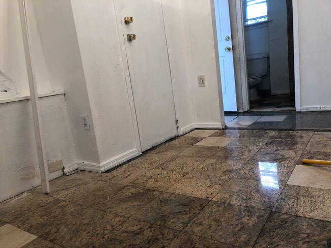 Building Photo - 76 Garden City Ave