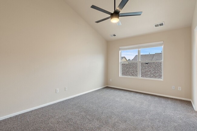 Building Photo - Evolve Real Estate: Beautiful 3 Bed / 2.5 ...
