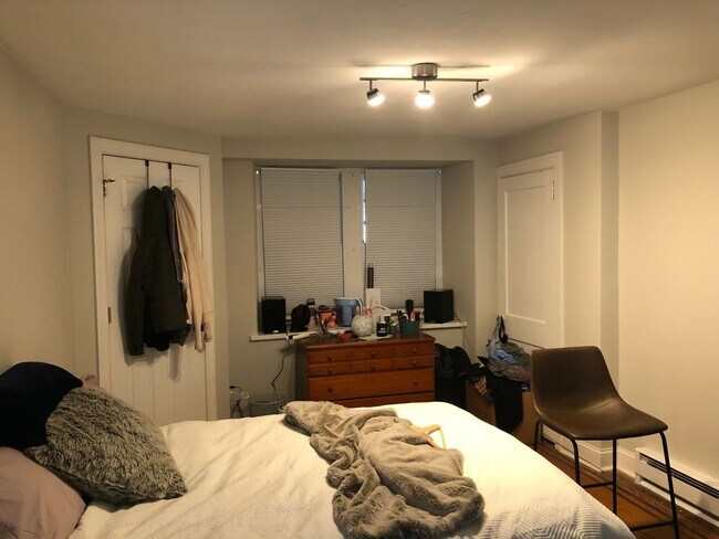 Building Photo - Updated 4 Bed / 2 Bath - Quiet Location, P...