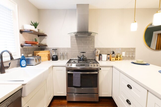 Building Photo - 725 Peddie St