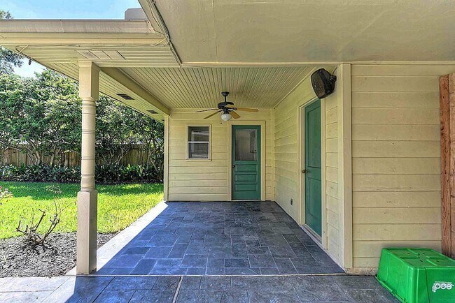 Building Photo - 14627 Carolcrest Dr