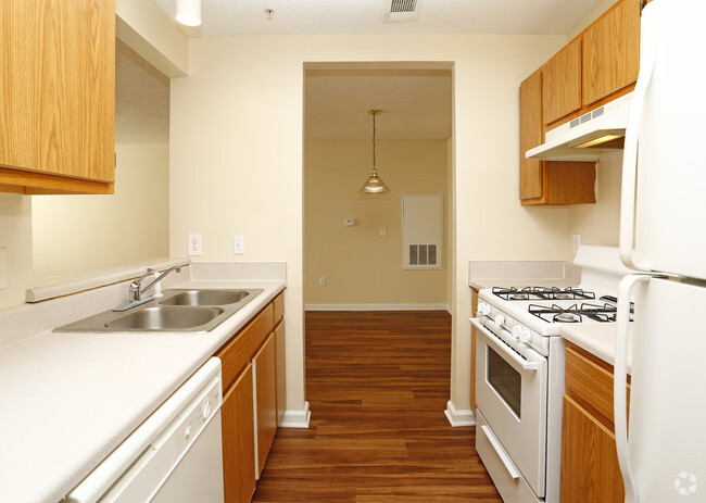 2BR, 2BA - 938sf- Kitchen - Forest Glen Apartments