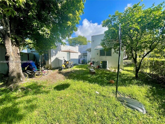 Building Photo - 1522 SW 10th St