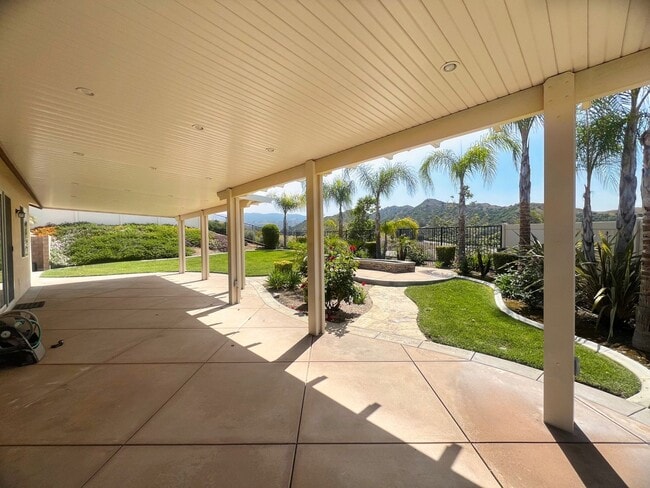 Building Photo - Singleton Heights 4 bedroom 3 1/2 bath Home