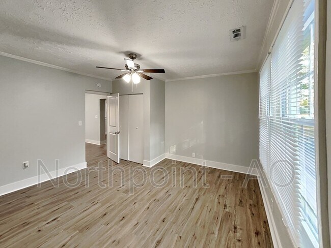 Building Photo - 6491 Camp St