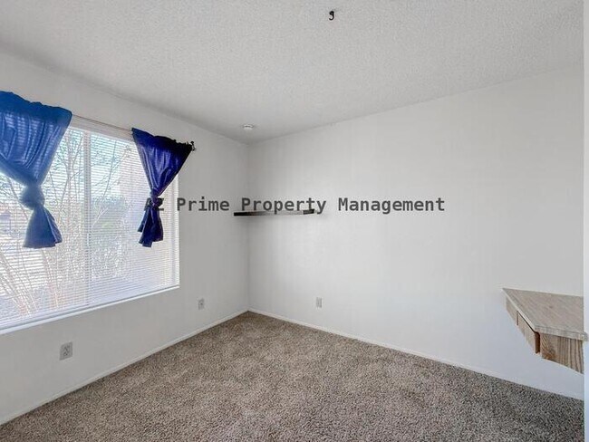 Building Photo - 812 W Duke Dr