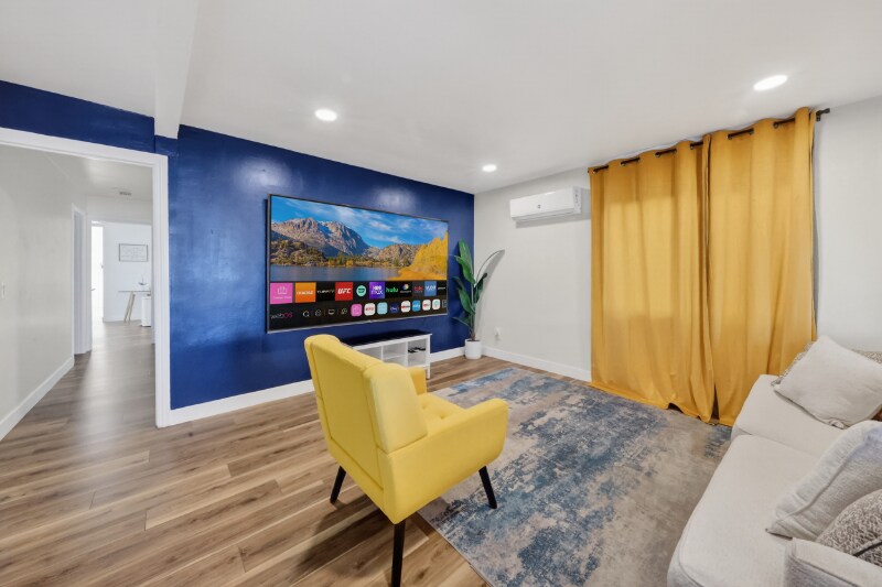 Building Photo - 225 S Main St