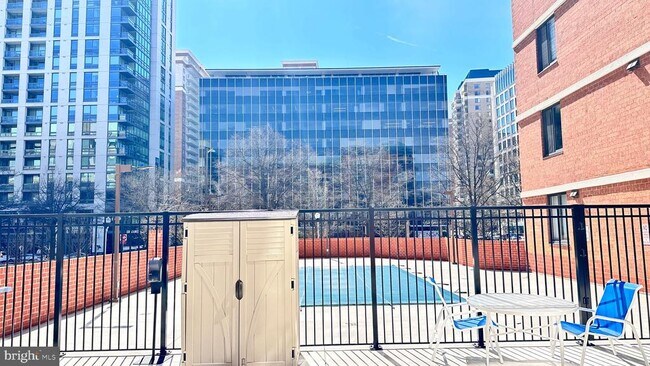 Building Photo - 1001 N Randolph St