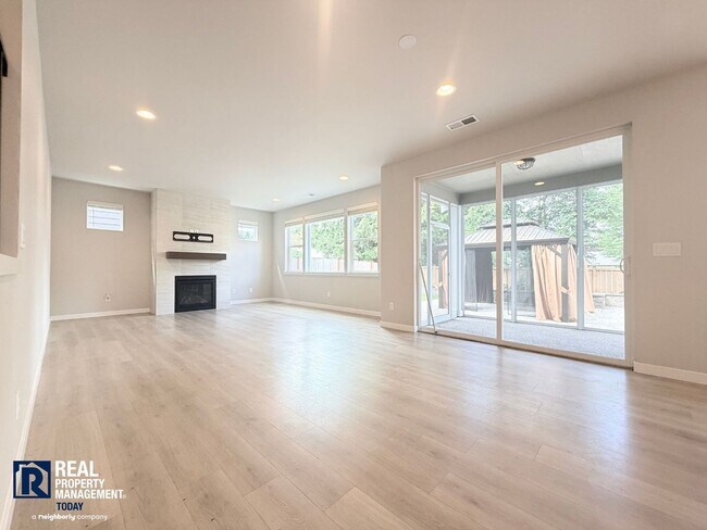 Building Photo - Modern 5-Bedroom Home with Mother-In-Law Suite & Covered Patio!