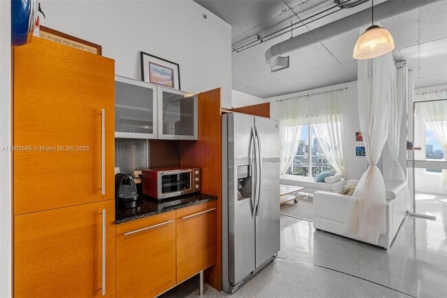 Building Photo - 10 SW South River Dr