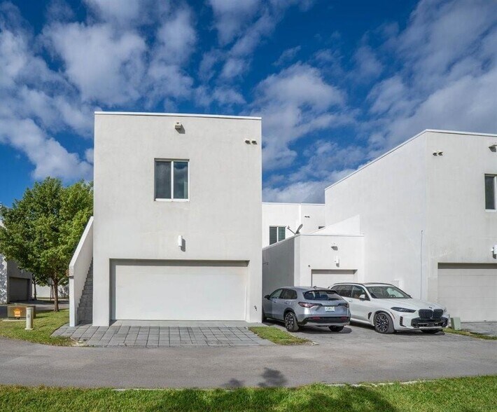 Building Photo - 6611 NW 102nd Path