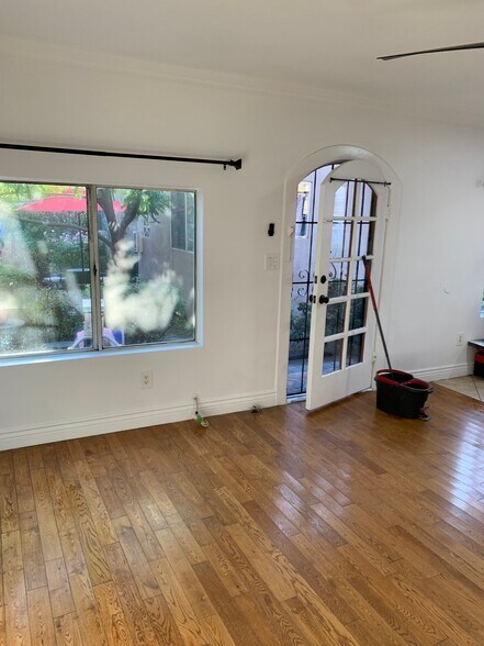 Building Photo - 940 1/2 N Serrano Ave