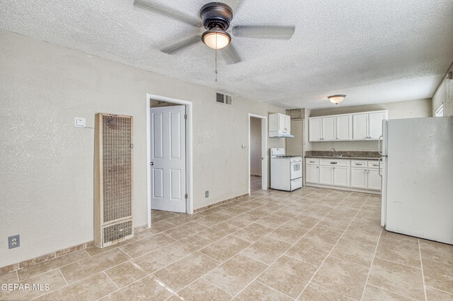 Primary Photo - 3922 Hayes Ave