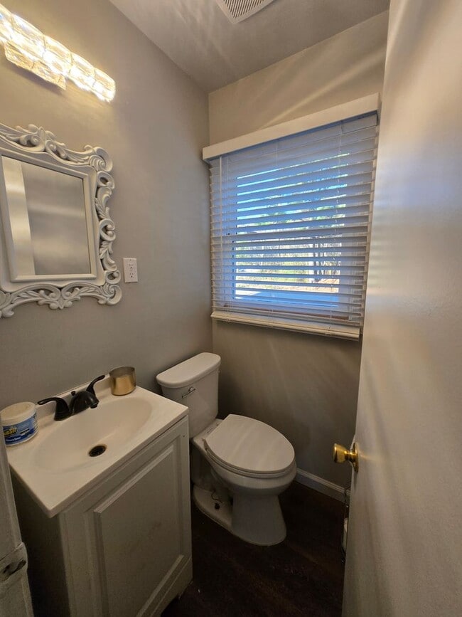 Building Photo - Charming & Conveniently located 3 bedroom home, 1.5 bath in 38134!