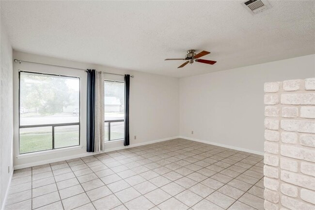 Building Photo - 1402 Meadgreen Cir