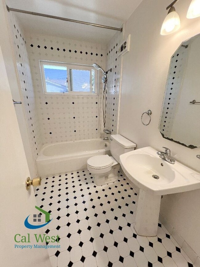 Building Photo - $3695 - 3 Bd/2 Ba Single Family Home with ...