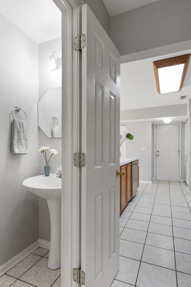 Building Photo - 1093 Symphony Dr