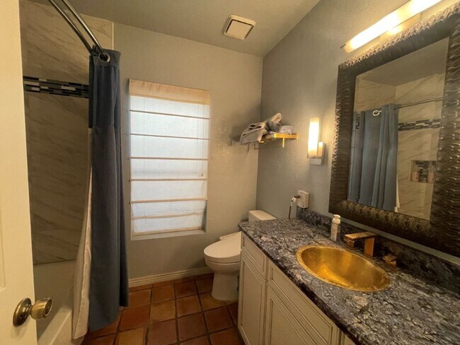 Building Photo - 6049 W Grandview Rd