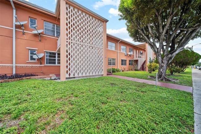 Building Photo - 3551 SW 10th St