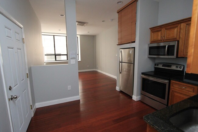 Building Photo - 32 W Market St