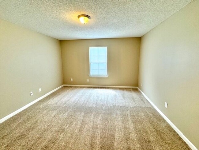 Building Photo - Move-In Special! Priced to move! 3-bedroom...