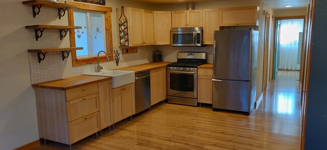 Building Photo - 3842 Idaho St