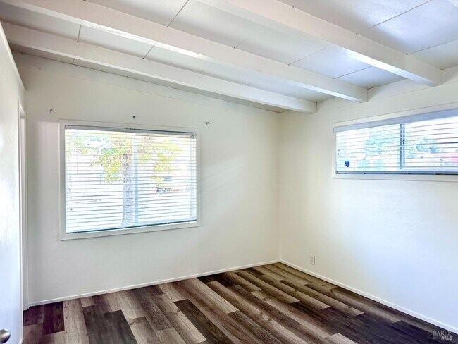 Building Photo - 220 Los Altos Pl