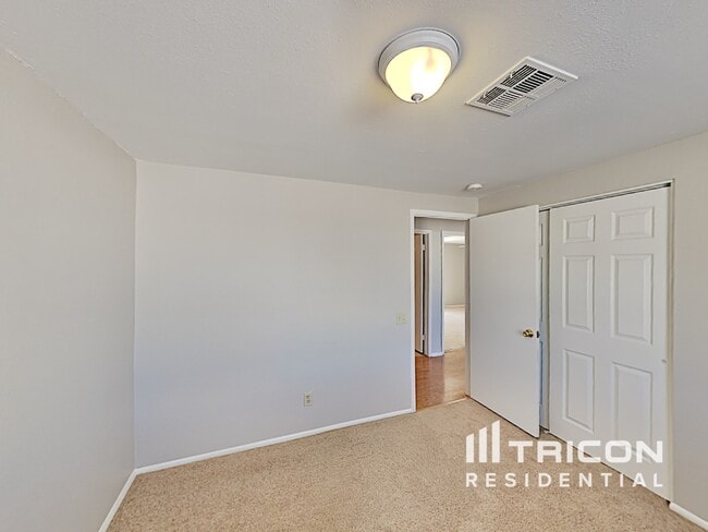 Building Photo - 2308 N Arrowhead Dr