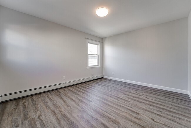 Building Photo - 79 Hoyt St