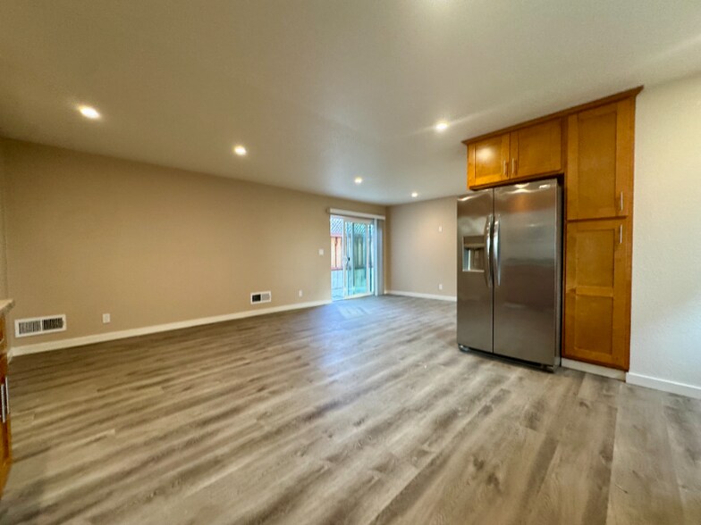 Building Photo - 148 Lancaster Way