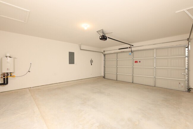 Building Photo - 3027 Lake Crest Dr