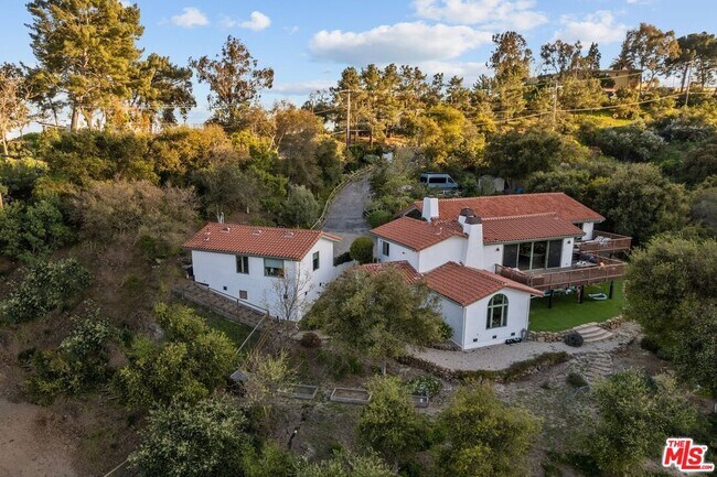 Building Photo - 2373 Tuna Canyon Rd