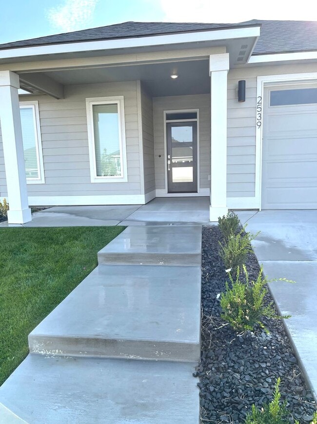 Building Photo - Beautiful newer construction home in Richl...
