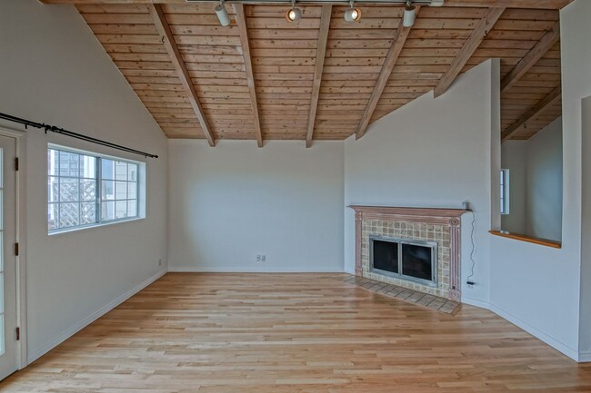 Building Photo - SPACIOUS & AIRY, 3BR2.5BA HERMOSA HILLS HO...