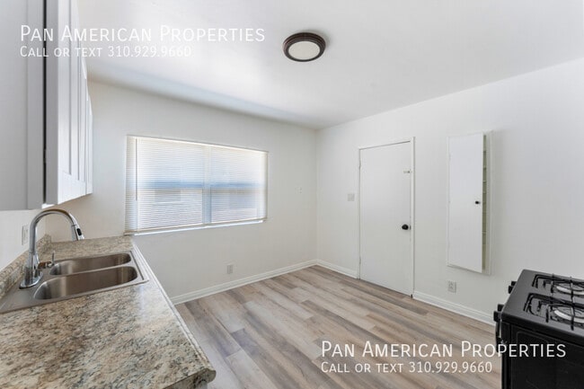 Building Photo - 546 W D St