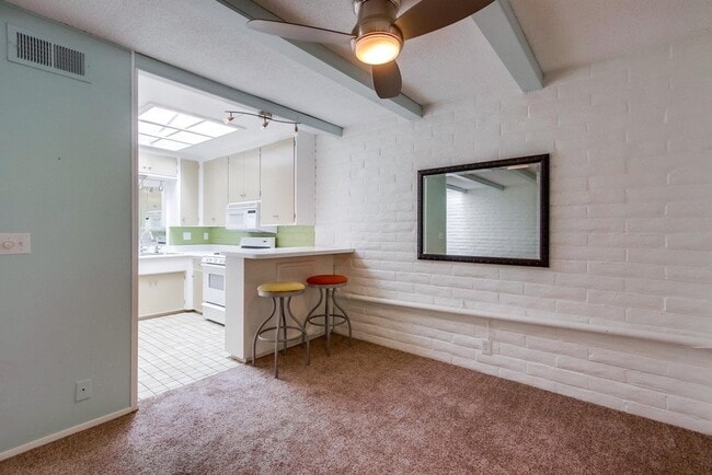 Building Photo - Large and bright condo in the Grossmont Vi...