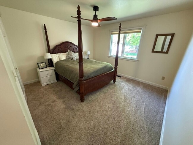 Building Photo - 3 Bed 2 Bath Large Beautiful Home