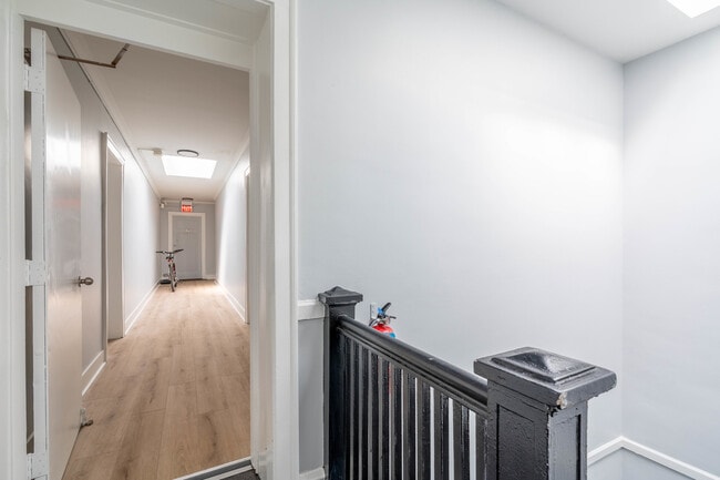 Building Photo - 6239 N Western Ave