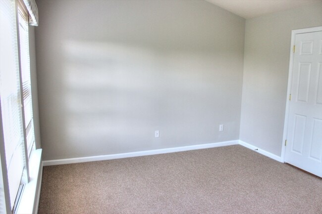 Building Photo - Great 2 Bedroom, 3 Floor Town Home with 1st Floor Bonus Room- Morrisville - Available July 15th!