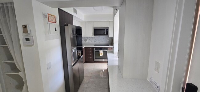 Building Photo - 3300 N Palm Aire Dr