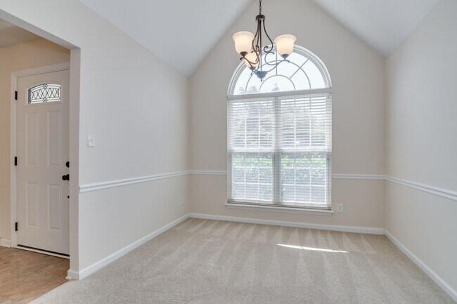 Building Photo - 3 Bedroom Near Downstown