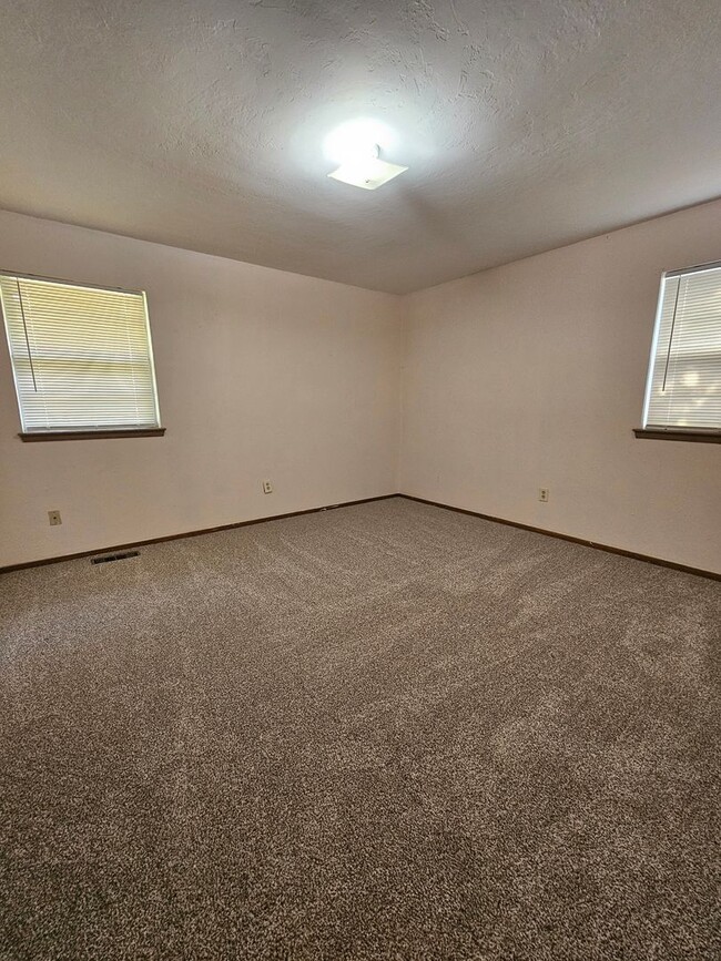 Building Photo - (3) Bed/(2) Bath in Moore! Available NOW!