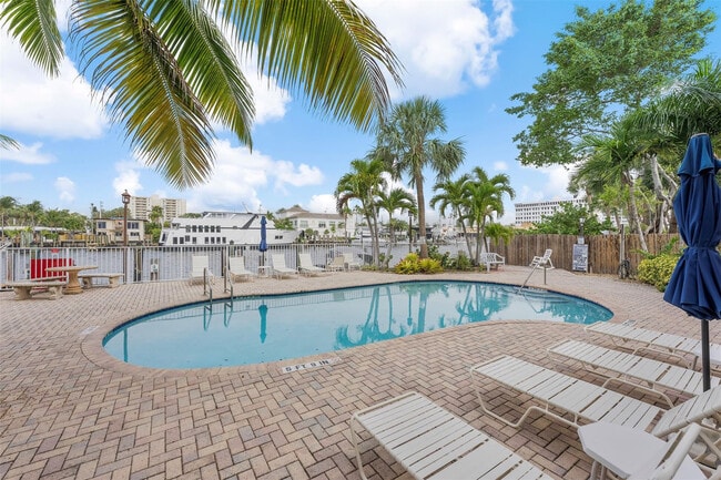 Building Photo - 815 Middle River Dr