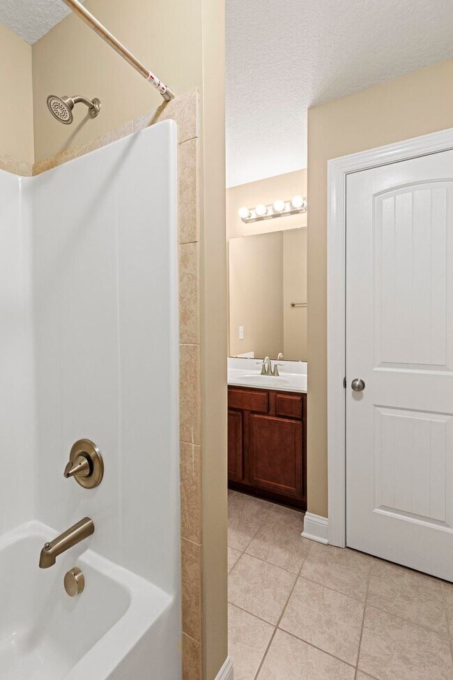 Building Photo - Large 5 bedroom home- don't miss this one!