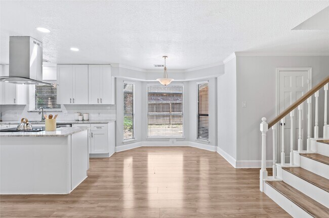 Building Photo - 911 Montview Dr