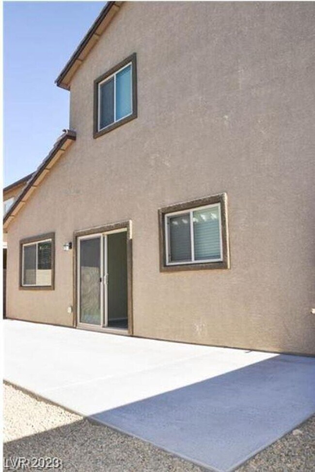Building Photo - BEAUTIFUL HOME IMMACULATE AND READY TO MOVE-IN