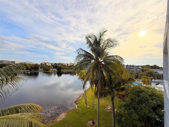 Building Photo - 9357 Fontainebleau Blvd